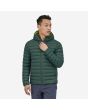 Hombre con chaqueta acolchada plegable con capucha Patagonia M's Down Sweater Hoody verde
