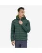 Hombre con chaqueta acolchada plegable con capucha Patagonia M's Down Sweater Hoody verde