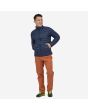 Hombre con chaqueta acolchada plegable Patagonia M's Down Sweater azul marino frontal