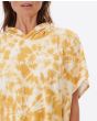 Mujer con Poncho de surf Rip Curl Classic Surf Hooded Towel Mostaza bordado