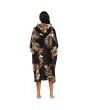 Mujer con Toalla de playa con capucha Billabong Hooded Towel Black Pebble negra con estampado tropical posterior