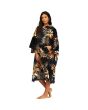 Mujer con Toalla de playa con capucha Billabong Hooded Towel Black Pebble negra con estampado tropical 
