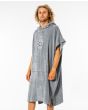 Hombre con poncho cambiador Rip Curl Icons Hooded Towel gris lateral
