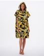 Mujer con poncho cambiador Rip Curl Sunday Swell Hooded Towel negro floral capucha
