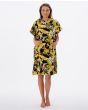 Mujer con poncho cambiador Rip Curl Sunday Swell Hooded Towel negro floral