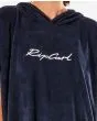 Mujer con poncho cambiador Rip Curl Script Hooded Towel negro bordado