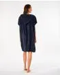 Mujer con poncho cambiador Rip Curl Script Hooded Towel negro posterior