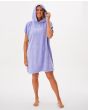 Mujer con Poncho cambiador para surf Rip Curl Script Hooded Towel Violeta capucha