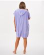 Mujer con Poncho cambiador para surf Rip Curl Script Hooded Towel Violeta posterior