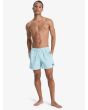Hombre con Bañador Quiksilver Everyday Deluxe Volley 15 Aqua azul corte 