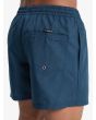 Hombre con Short de natación Quiksilver Everyday Deluxe Volley 15 azul marino oscuro bolsillos