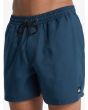 Hombre con Short de natación Quiksilver Everyday Deluxe Volley 15 azul marino oscuro cintura elástica