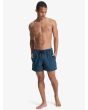 Hombre con Short de natación Quiksilver Everyday Deluxe Volley 15 azul marino oscuro corte pierna recta