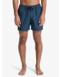 Hombre con Short de natación Quiksilver Everyday Deluxe Volley 15 azul marino oscuro