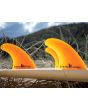 Quillas para tabla de surf FCS II Performer Neo Glass Tri Fins Mango Medium set up 