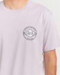 Hombre con camiseta de manga corta Billabong Rotor Diamond lavanda detalle logo