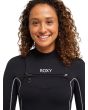 Mujer con Traje de surf Roxy 4/3 Elite Xtra Stretch con cremallera en el pecho color negro Chest Zip