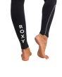 Mujer con Traje de surf Roxy 4/3 Elite Xtra Stretch con cremallera en el pecho color negro logo