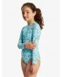 Niña con licra de surf tipo bañador entero Roxy Girl Spirit Onesie verde con estampado floral azul lateral