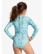 Niña con licra de surf tipo bañador entero Roxy Girl Spirit Onesie verde con estampado floral azul posterior