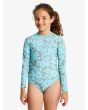 Niña con licra de surf tipo bañador entero Roxy Girl Spirit Onesie verde con estampado floral azul