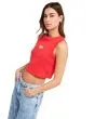 Mujer con camiseta sin mangas Roxy Iconic Days roja lateral