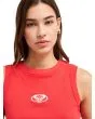 Mujer con camiseta sin mangas Roxy Iconic Days roja logo bordado