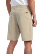 Hombre con Short híbrido RVCA Balance 20'' Caqui derecha