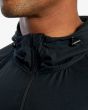 Hombre con chaqueta deportiva cortavientos RVCA Yogger II Negra cuello