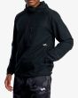 Hombre con chaqueta deportiva cortavientos RVCA Yogger II Negra lateral
