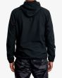 Hombre con chaqueta deportiva cortavientos RVCA Yogger II Negra posterior