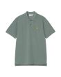 Polo de manga corta Carhartt WIP Chase Pique Silver Pine-Gold para hombre