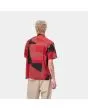Hombre con Camisa de manga corta Carhartt WIP Geo Shirt roja posterior