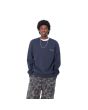 Hombre con Sudadera Carhartt WIP Script Embroidery Sweatshirt azul marino con logo blanco