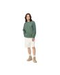 Hombre con sudadera Carhartt WIP Script Embroidery Sweat Verde con logo blanco ajuste regular
