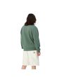 Hombre con sudadera Carhartt WIP Script Embroidery Sweat Verde con logo blanco espalda
