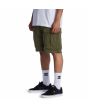 Hombre con Bermudas Cargo DC Shoes Tundra Walkshort 22" verdes lateral