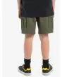 Niño con Short cargo Quiksilver Taxer Verde Militar posterior