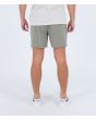 Hombre con Pantalón corto híbrido Hurley Phantom Naturals Baja Volley 17" Army posterior