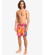 Hombre con Short de natación Quiksilver Acid Wash 17" rosa frontal