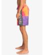 Hombre con Short de natación Quiksilver Acid Wash 17" rosa lateral