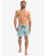 Hombre con Bañador Quiksilver Everyday Deluxe Volley 15'' Teal Green pierna recta