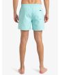 Hombre con Boardshort Quiksilver Everyday Solid Volley 15'' Aqua Sky posterior