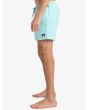 Hombre con Boardshort Quiksilver Everyday Solid Volley 15'' Aqua Sky lateral