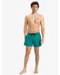 Hombre con Bañador Quiksilver Everyday Deluxe Volley 15'' color Teal Green pierna recta