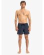 Hombre con bañador Quiksilver Everyday Solid Volley 15'' Azul Marino Oscuro pierna recta