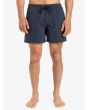 Hombre con bañador Quiksilver Everyday Solid Volley 15'' Azul Marino Oscuro 
