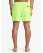 Hombre con Boardshort Quiksilver Everyday Solid Volley 15'' amarillo neón posterior