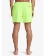 Hombre con Boardshort Quiksilver Everyday Solid Volley 15'' amarillo neón posterior