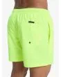 Hombre con Boardshort Quiksilver Everyday Solid Volley 15'' amarillo neón bolsillo trasero